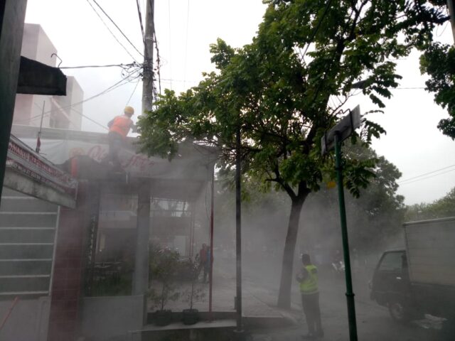 Kabel PJU pada Tiang Listrik Mendadak Muncul Api, Resto di Jombang Nyaris Terbakar