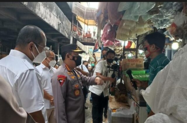 Pastikan Ketersediaan Minyak Goreng Aman, Kapolri Sidak ke Pasar Minggu