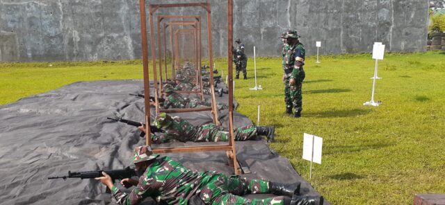 Prajurit Detasemen Markas Korem 084/BJ Asah Kemampuan Menembak Senjata Ringan