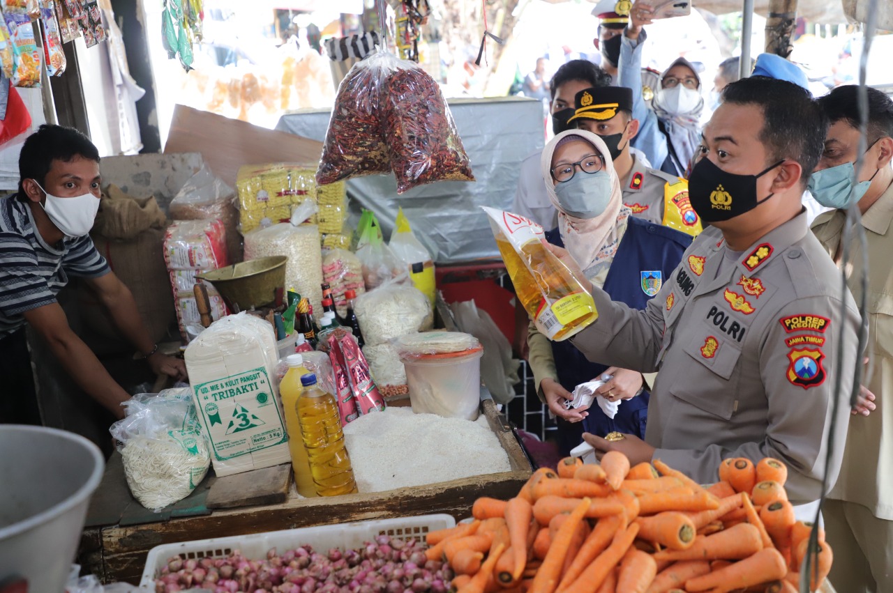 Kapolres Kediri Sidak Minyak Goreng di Pasar Tradisional