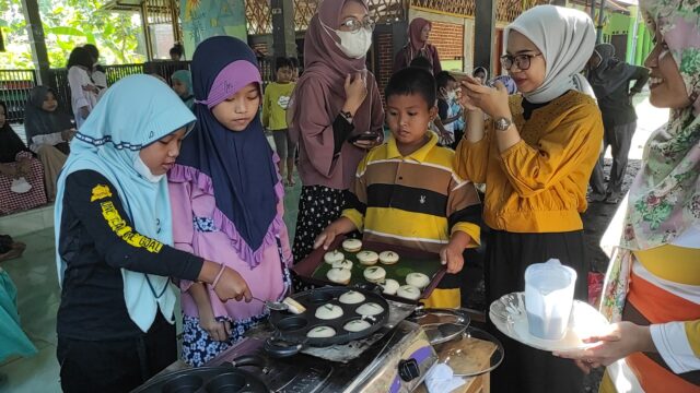 Sekolah Alam Ramdhani Kediri, Kenalkan Tradisi Megengan Membuat Kue Apem