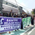 Ratusan Warga Geruduk Mapolres Jombang, Tuntut Tersangka MSA Segera Ditahan