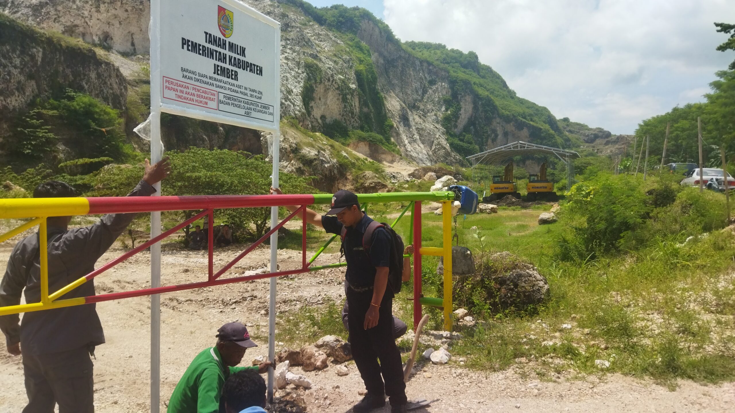 Pasca Cabut HPL, Pemkab Jember Pasang Papan Larangan Menambang di Gunung Sadeng