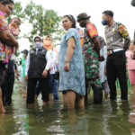 Tinjau Banjir di Ploso, Bupati Jombang Salurkan Sejumlah Bantuan ke Warga