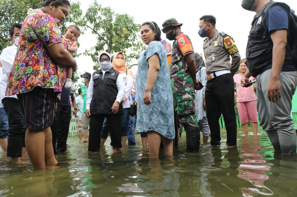 Tinjau Banjir di Ploso, Bupati Jombang Salurkan Sejumlah Bantuan ke Warga