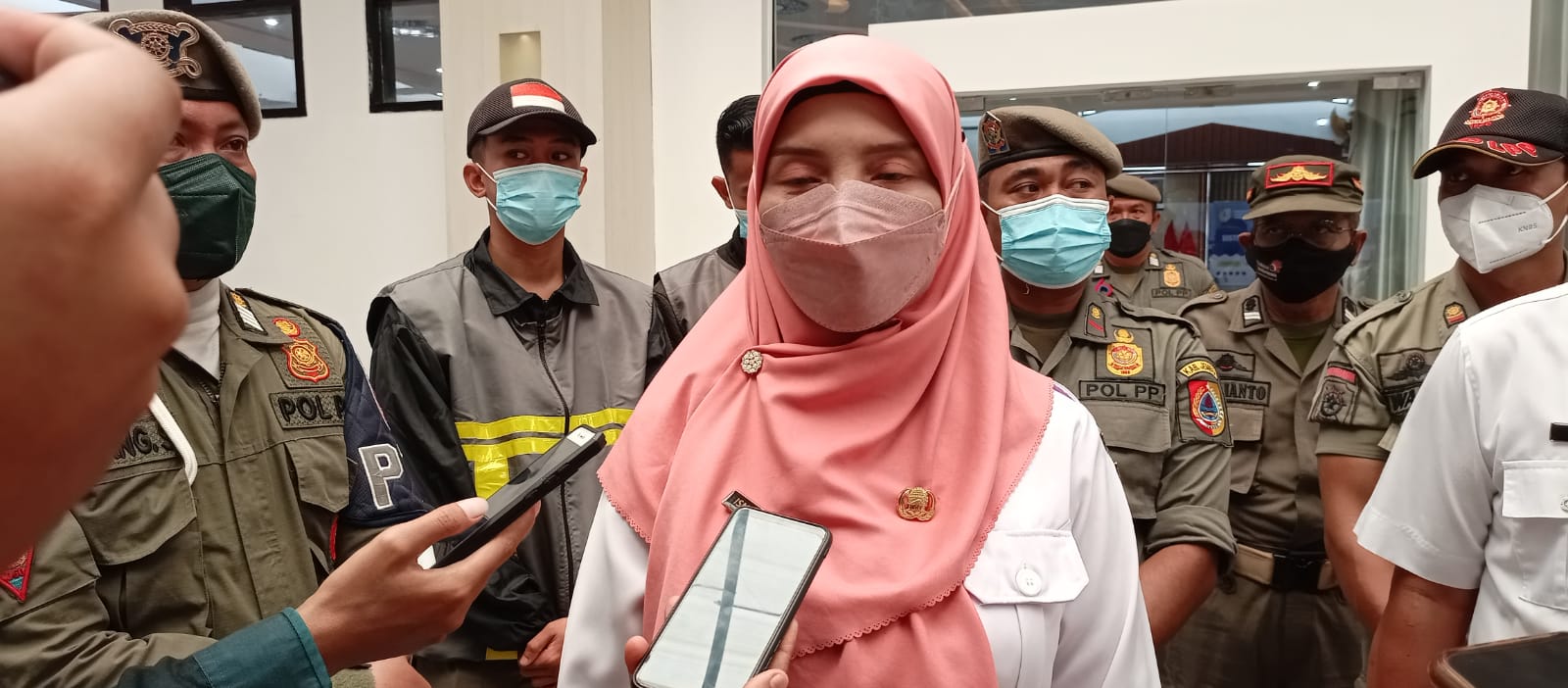 Dispendukcapil Jember Bantu Perekaman e-KTP Mbah Buari Kerjasama dengan Relawan