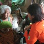 Nenek Renta 83 Tahun Warga Jember, Tinggal di Rumah Gedek Bersama Ayam