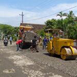 Permudah Akses, PT RMI Blitar Perbaiki Jalan Rusak di Tiga Desa