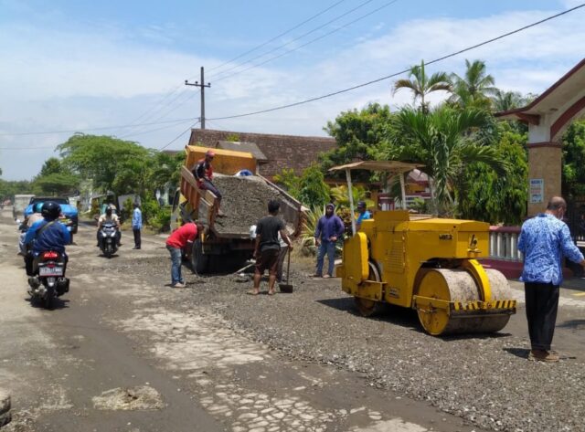 Permudah Akses, PT RMI Blitar Perbaiki Jalan Rusak di Tiga Desa