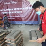 Pemkot Surabaya Latih MBR Bikin Paving, Peserta: Tolong Dibantu Alat Juga
