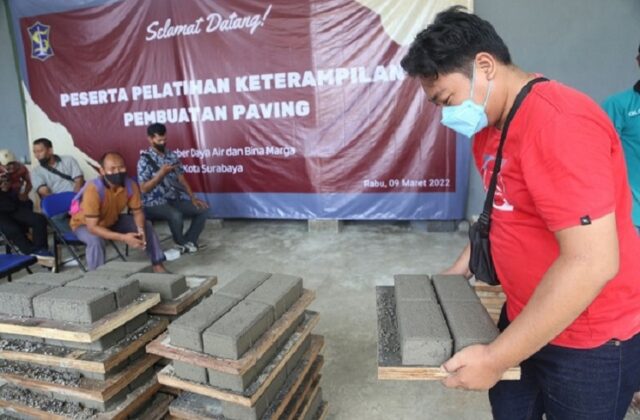 Pemkot Surabaya Latih MBR Bikin Paving, Peserta: Tolong Dibantu Alat Juga