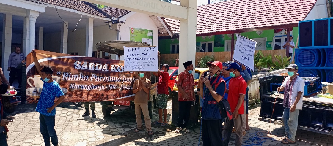 Protes Pupuk Subsidi Langka dan Mahal, Petani Demo Kantor Desa di Jember