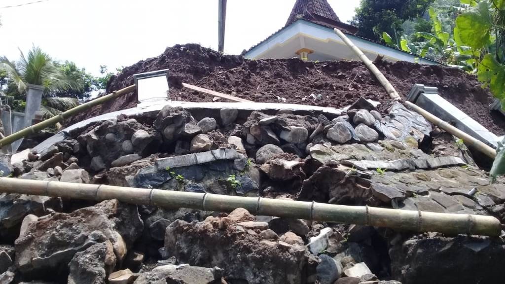 Dihajar Hujan Deras, Plengsengan Penahan Pagar Masjid di Situbondo Ambruk