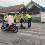 Satlantas Polres Blitar Kota Tambal Jalan Berlubang yang Kerap Picu Kecelakaan