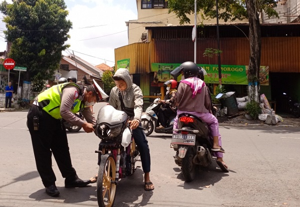 Polisi tetap Amankan Pemotor ‘Knalpot Brong’ saat Perubahan Arus di Nganjuk