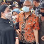 Bagi Kaos di Pasar Ikan Lamongan, Ketua DPR RI Senggol Lapak Pedagang