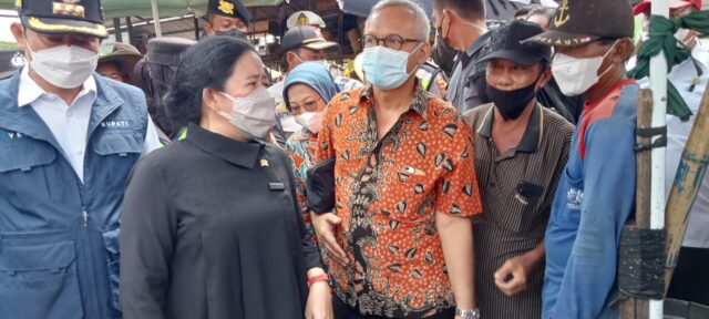 Bagi Kaos di Pasar Ikan Lamongan, Ketua DPR RI Senggol Lapak Pedagang
