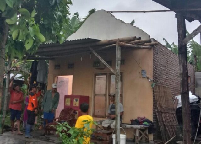 Puting Beliung Sambangi Dua Desa di Jombang, Sejumlah Rumah Rusak