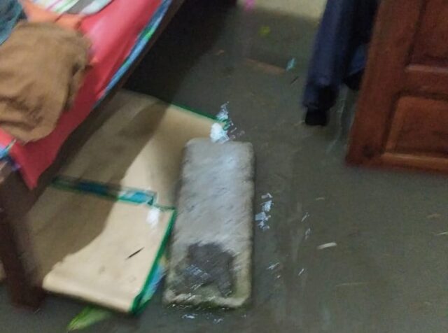 Hujan Deras Mengguyur Surabaya, Rumah Warga Terendam Setinggi 20 Sentimeter