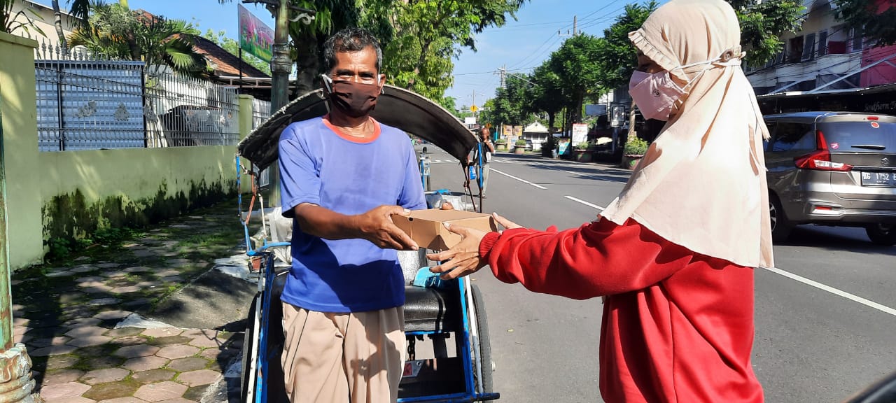 Posko Gerakan Berbagi Indonesia Hebat Kediri, Bagikan Paket Sembako