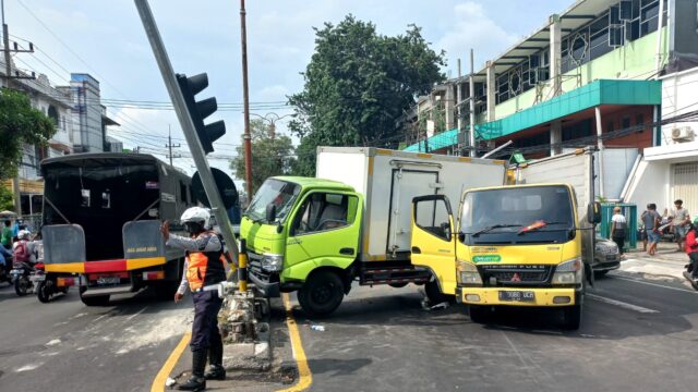 Tabrakan Dua Truk di Traffic Light Sidoarjo, Dua Orang Terluka