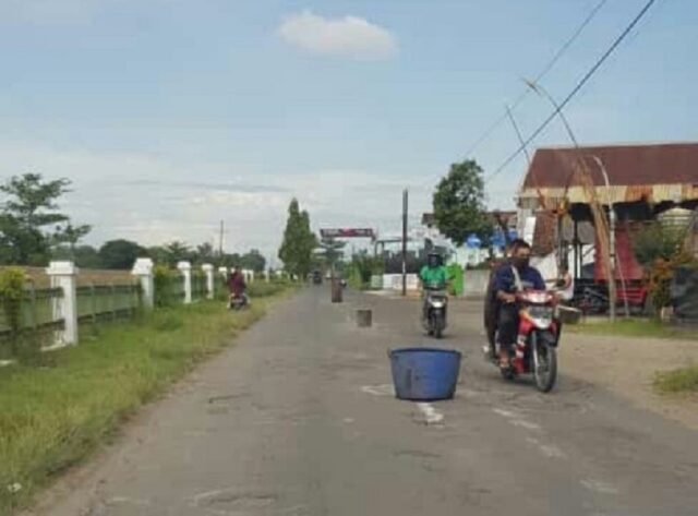 Jalan Rusak di Sumobito Jombang Diberi Tong Warga, Ini Respons Pengguna Jalan