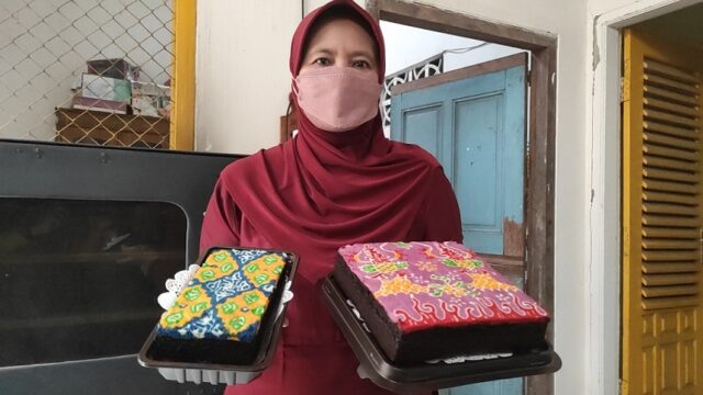 Kreatif, Ibu Rumah Tangga di Kediri Ini Membuat Brownis Cantik Bermotif Batik