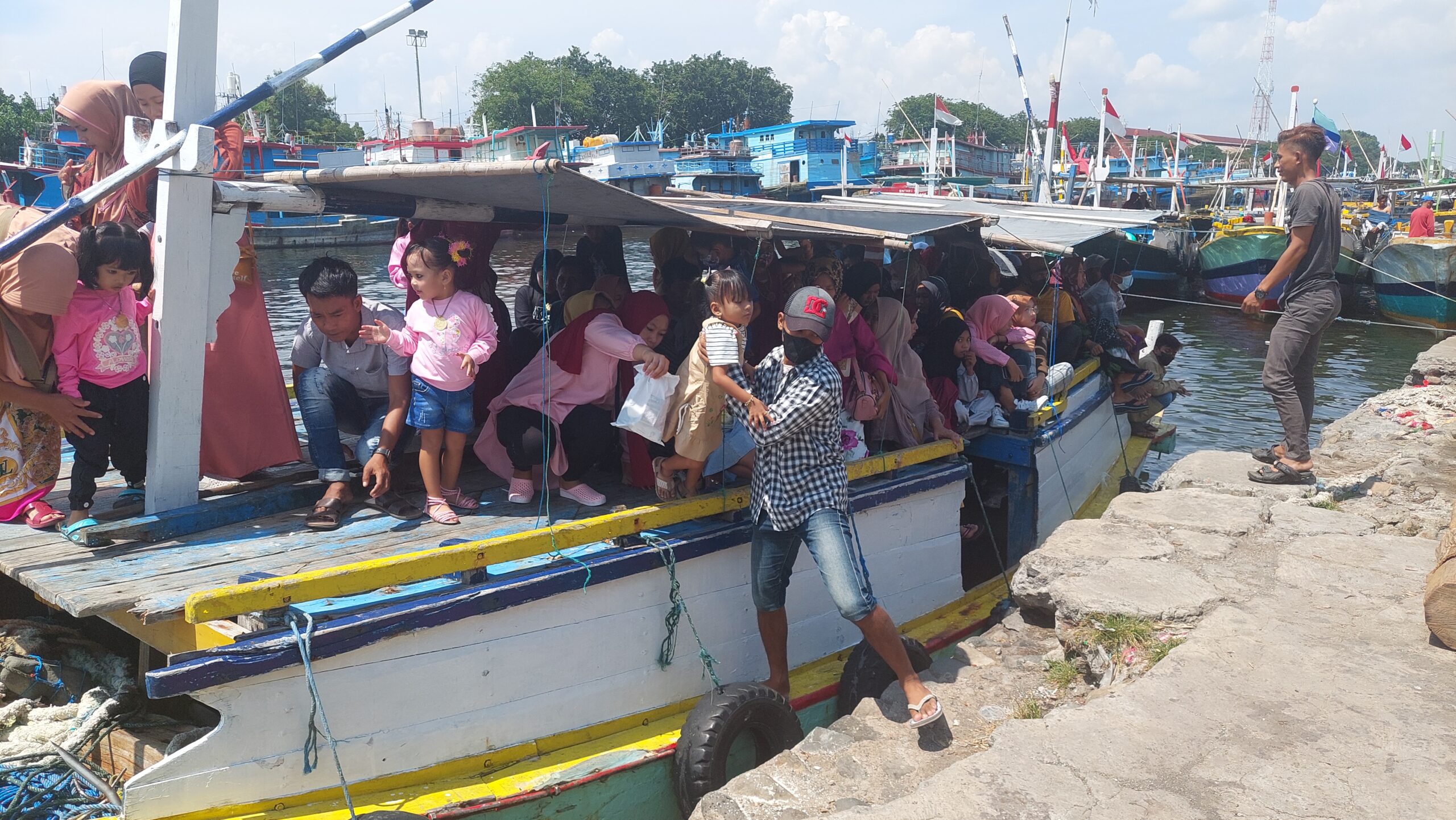 Tradisi Petolekoran, Pusat Perbelanjaan Kota Probolingggo Diserbu Warga Pulau Gili Ketapang