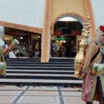 Pakai Baju Ala Aladin, Bupati Jember Bagikan Takjil Gratis di Depan Masjid Jami’