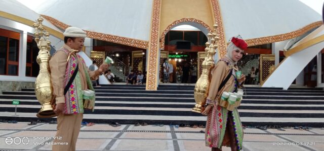 Pakai Baju Ala Aladin, Bupati Jember Bagikan Takjil Gratis di Depan Masjid Jami’