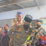 Kapolres Situbondo Gendong Nenek 70 Tahun untuk Divaksin