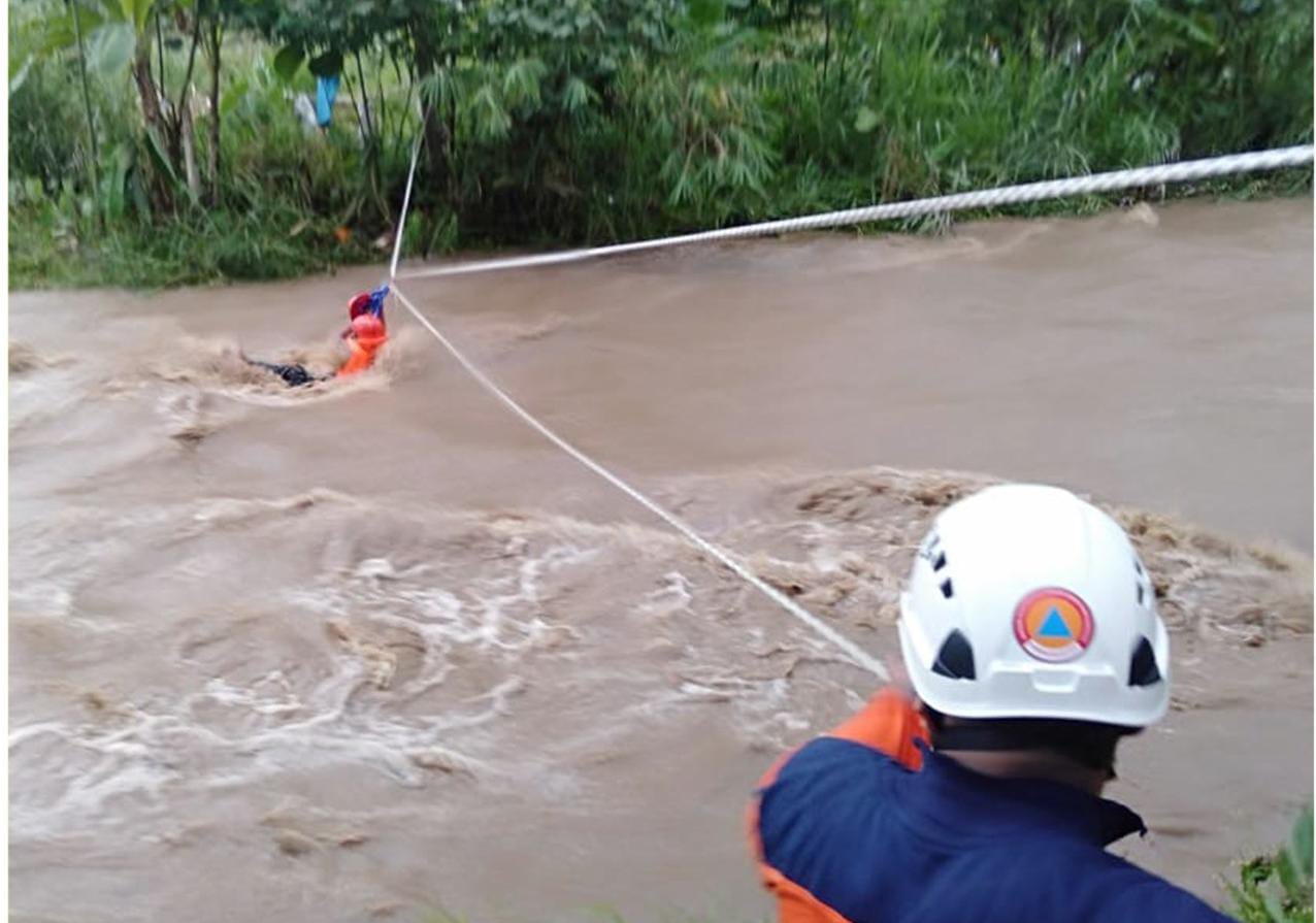 Dramatis, Evakuasi Dua Pemancing Terjebak Luapan Sungai Lekso Wlingi Blitar