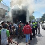 Mobil Box Jasa Pengiriman Paket Terbakar di Jalur Pantura Situbondo