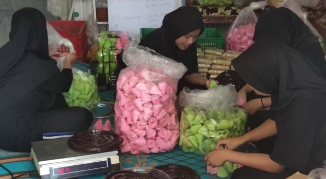 Berkah Ramadan, Produksi Opak Gambir di Blitar Kebanjiran Order