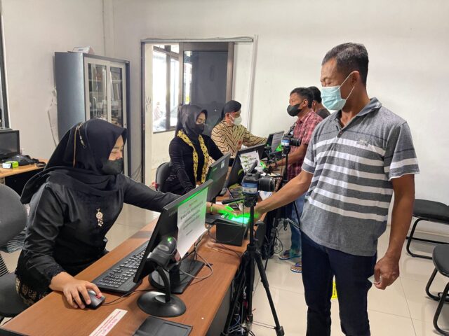 Hari Kartini, Petugas Pelayanan Publik Polres Nganjuk Pakai Baju Tradisional