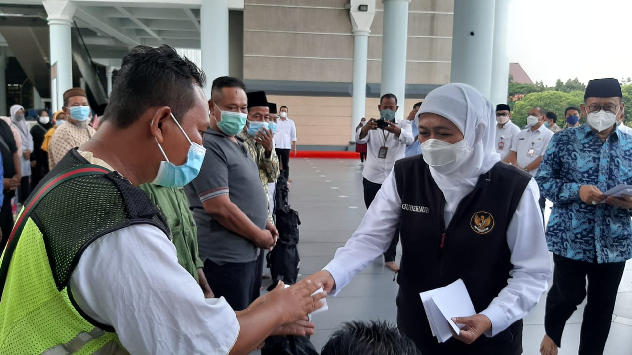 Gubernur Jatim Beri Santunan Penggali Kubur, Penjaga Palang Kereta hingga Perawat Jenazah