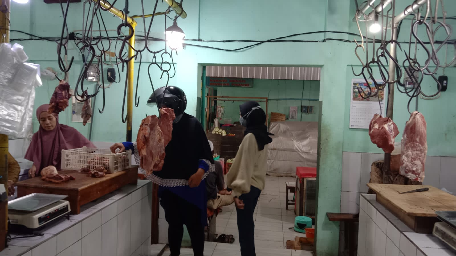 Jelang Lebaran, Pedagang Ayam Potong Situbondo Sepi Pembeli
