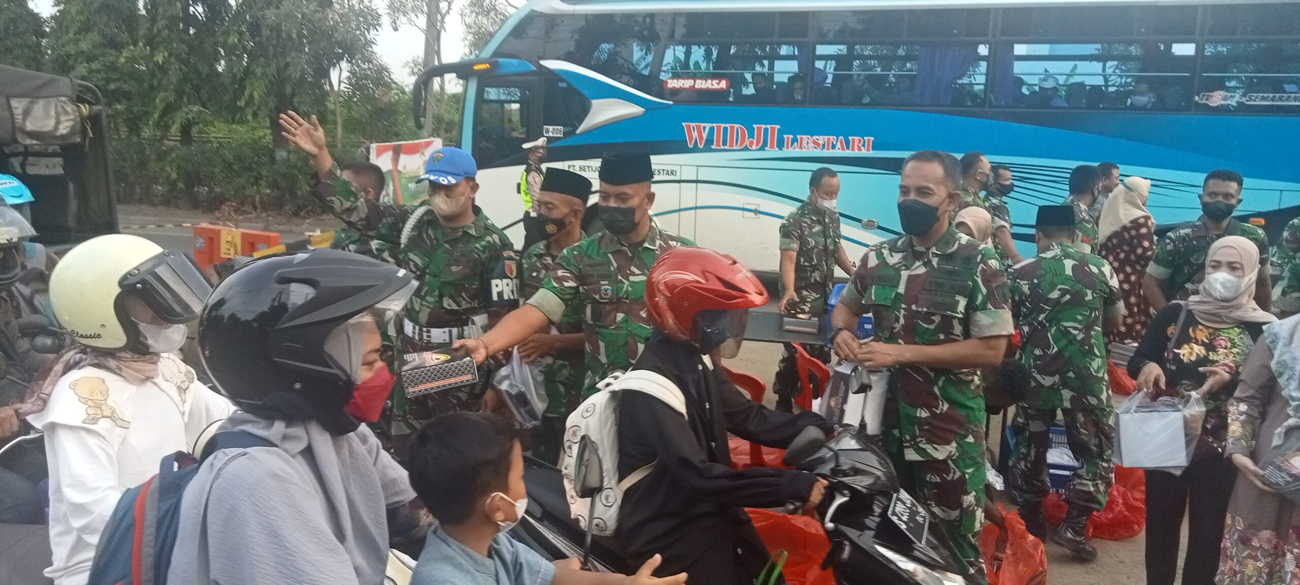 Kodim Lamongan Bagikan Takjil di Jembatan Ngaglik 1