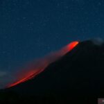 Gunung Merapi Luncurkan Lava Pijar Sejauh Dua Kilometer dan Alami 29 Kali Gempa Guguran
