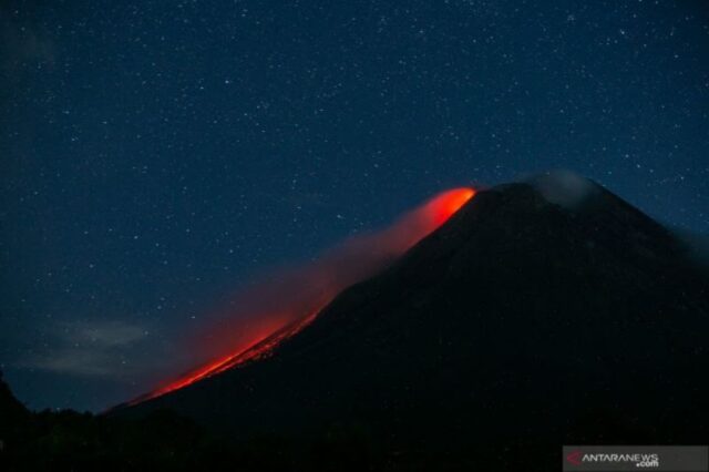 Gunung Merapi Luncurkan Lava Pijar Sejauh Dua Kilometer dan Alami 29 Kali Gempa Guguran