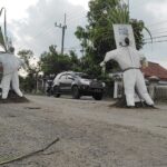 Hindari Bertambah Korban Kecelakaan, Pocong di Kediri Jaga Jalan Rusak