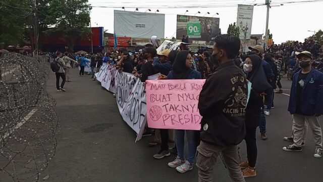 Ratusan Mahasiswa di Jember Penuhi Bundaran DPRD, Ikut Tolak Wacana Presiden 3 Periode