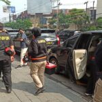Tim Labfor Polda Jatim Olah TKP Kebakaran Tunjungan Plaza 5 Surabaya
