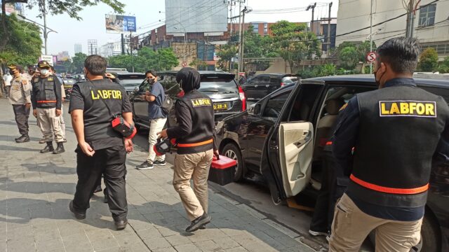 Tim Labfor Polda Jatim Olah TKP Kebakaran Tunjungan Plaza 5 Surabaya