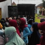 Ratusan Warga Kediri Antre di Halaman Masjid untuk Mendapatkan Minyak Goreng Curah