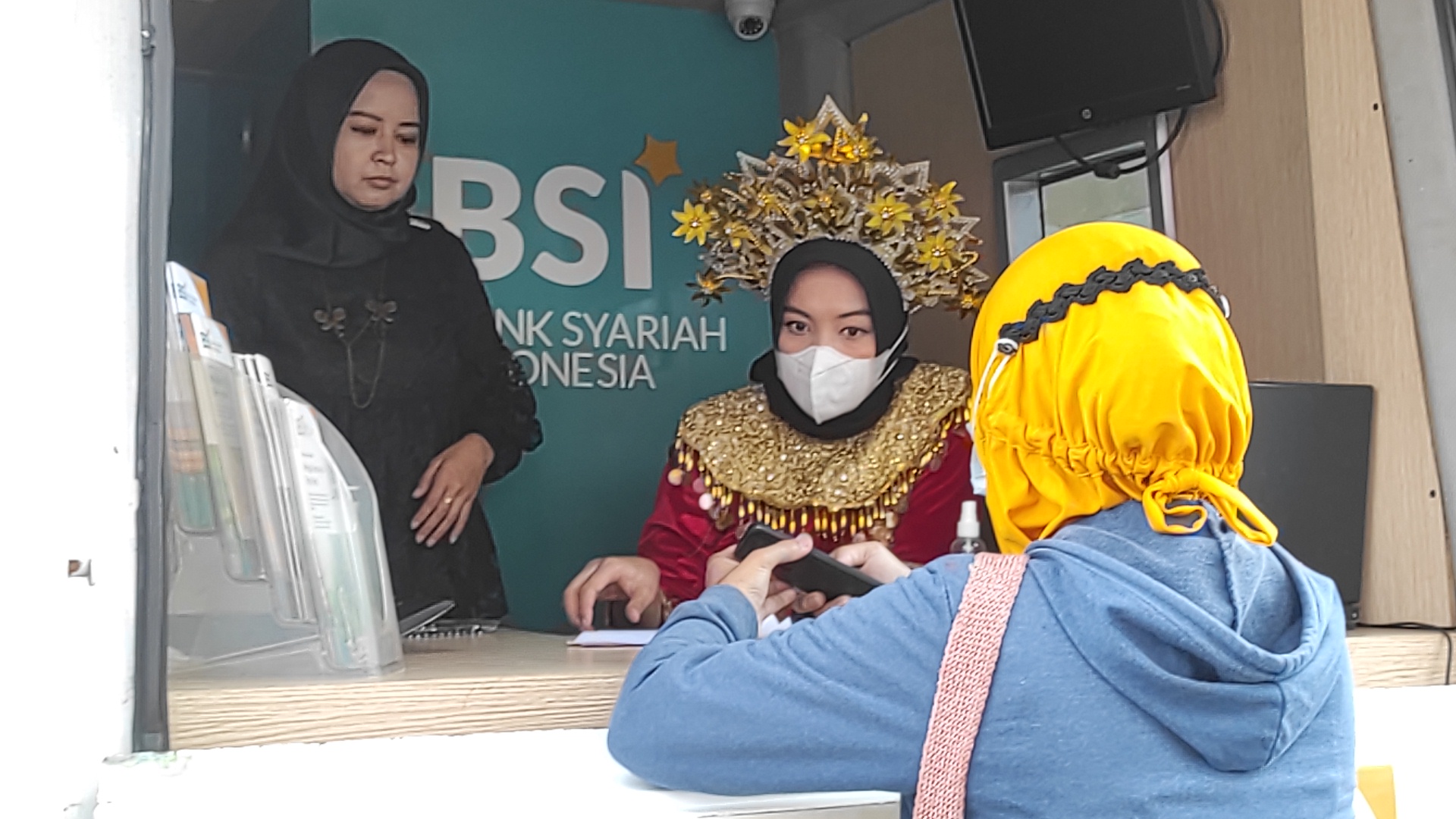 Peringati Hari Kartini, Petugas BI Berdandan Ala Kartini Saat Melayani Penukaran Uang