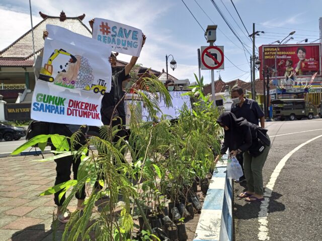 Peringati Hari Bumi, Puluhan Mahasiswa di Jember Kampanye Tolak Tambang