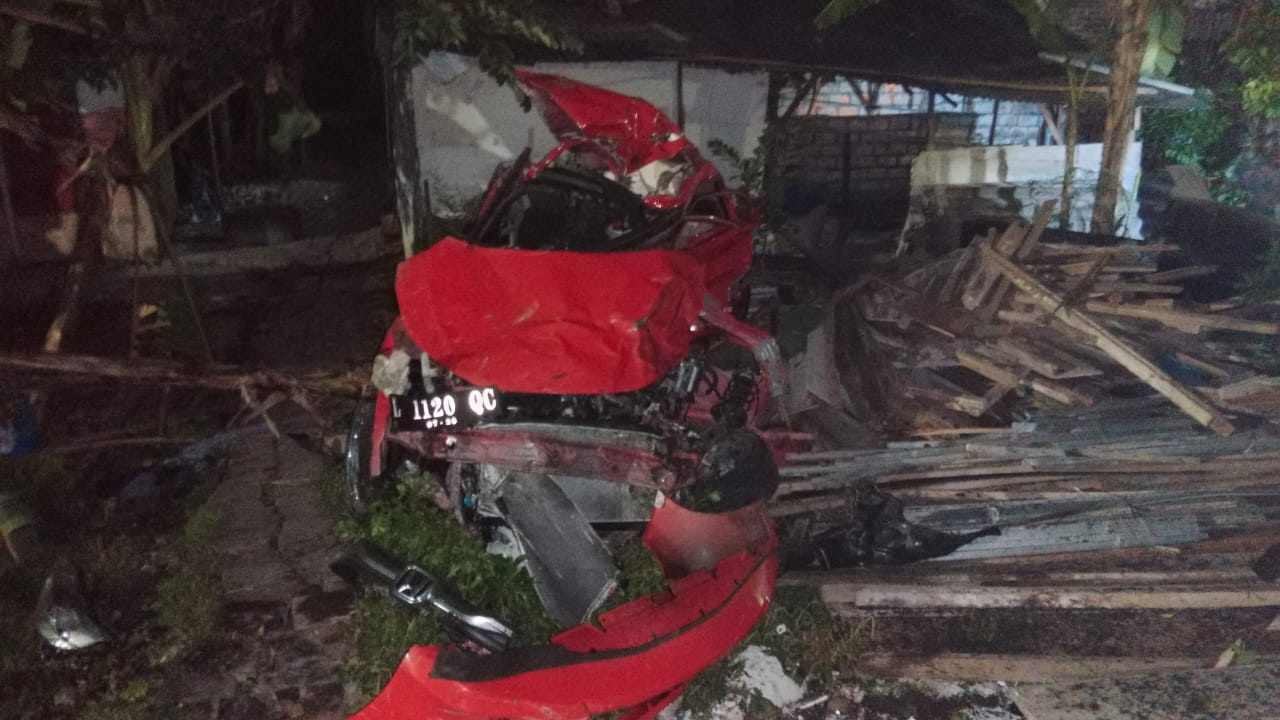 Honda Brio Ditabrak Kereta Api di Surabaya, 3 Orang Tewas