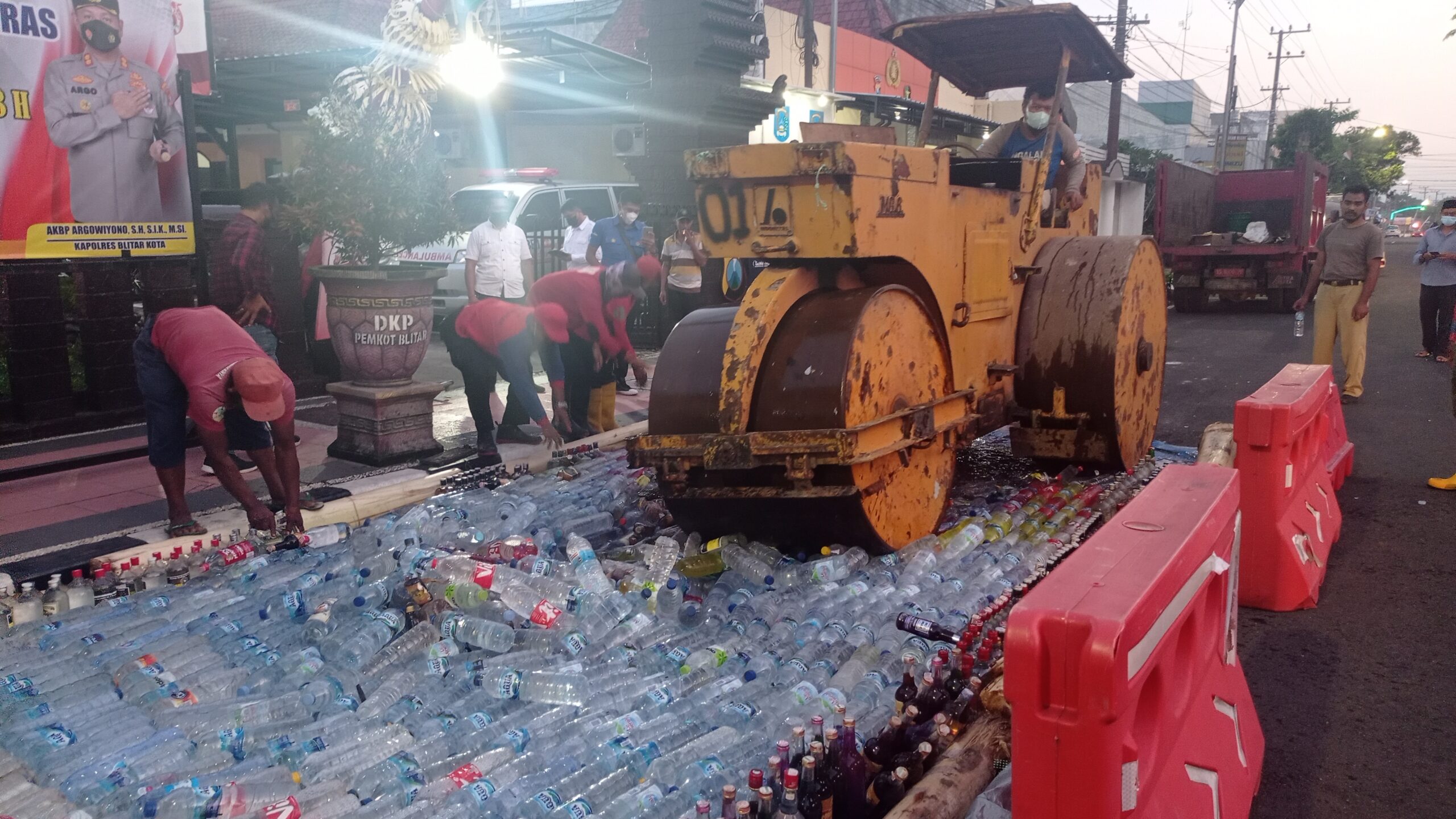 Jelang Idulfitri, Polres Blitar Kota Musnahkan Ribuan Botol Miras Berbagai Merk