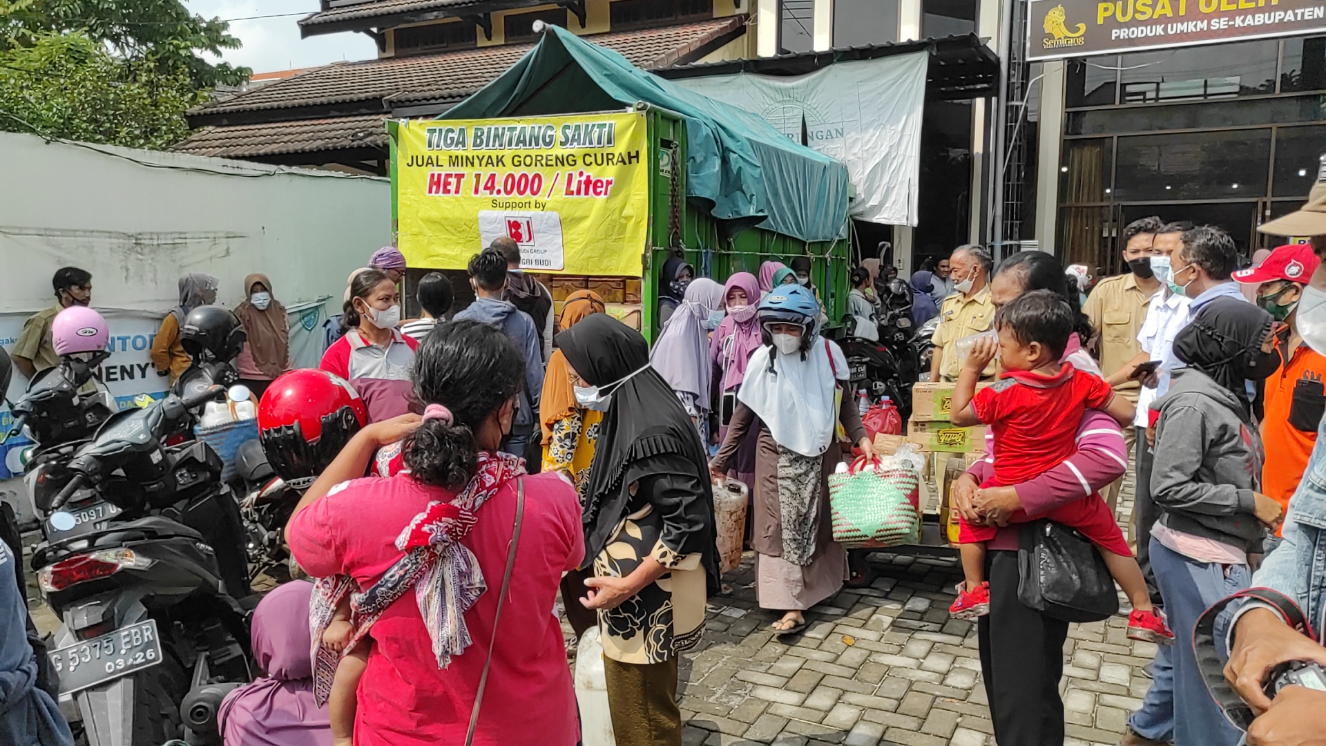 Ratusan Warga di Kediri Antre Minyak Goreng Curah Sambil Menggendong Anaknya